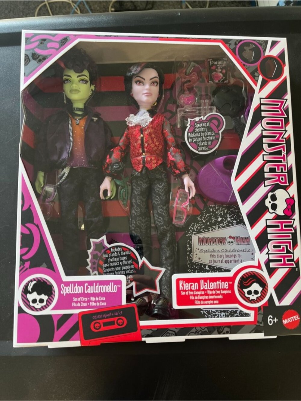 monster high green & red Kieran Valentine & Spelldon Cauldronello Doll Set